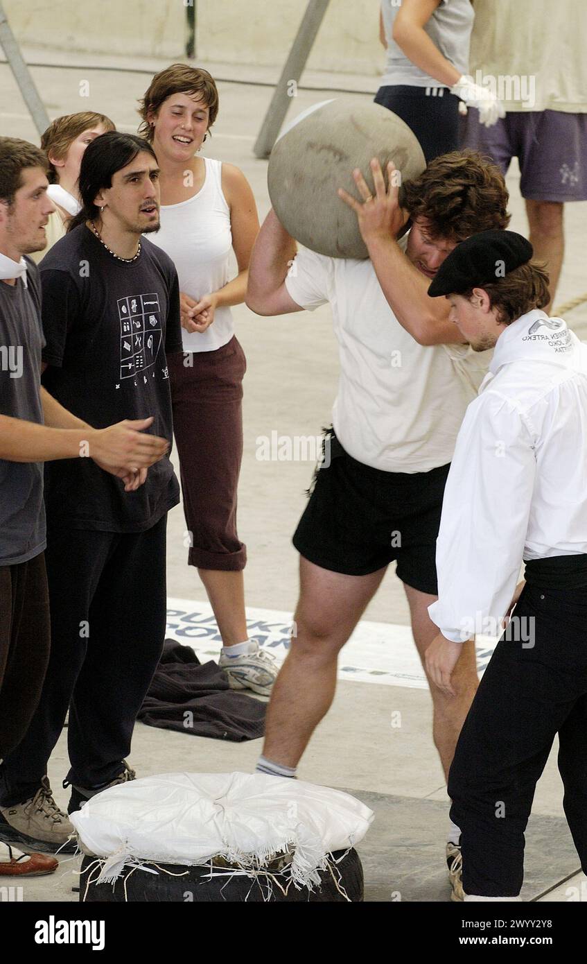 Harrijasotzailake, levage de pierres. Sport basque rural. Tolosa. Guipúzcoa. Euskadi. Espagne. Banque D'Images