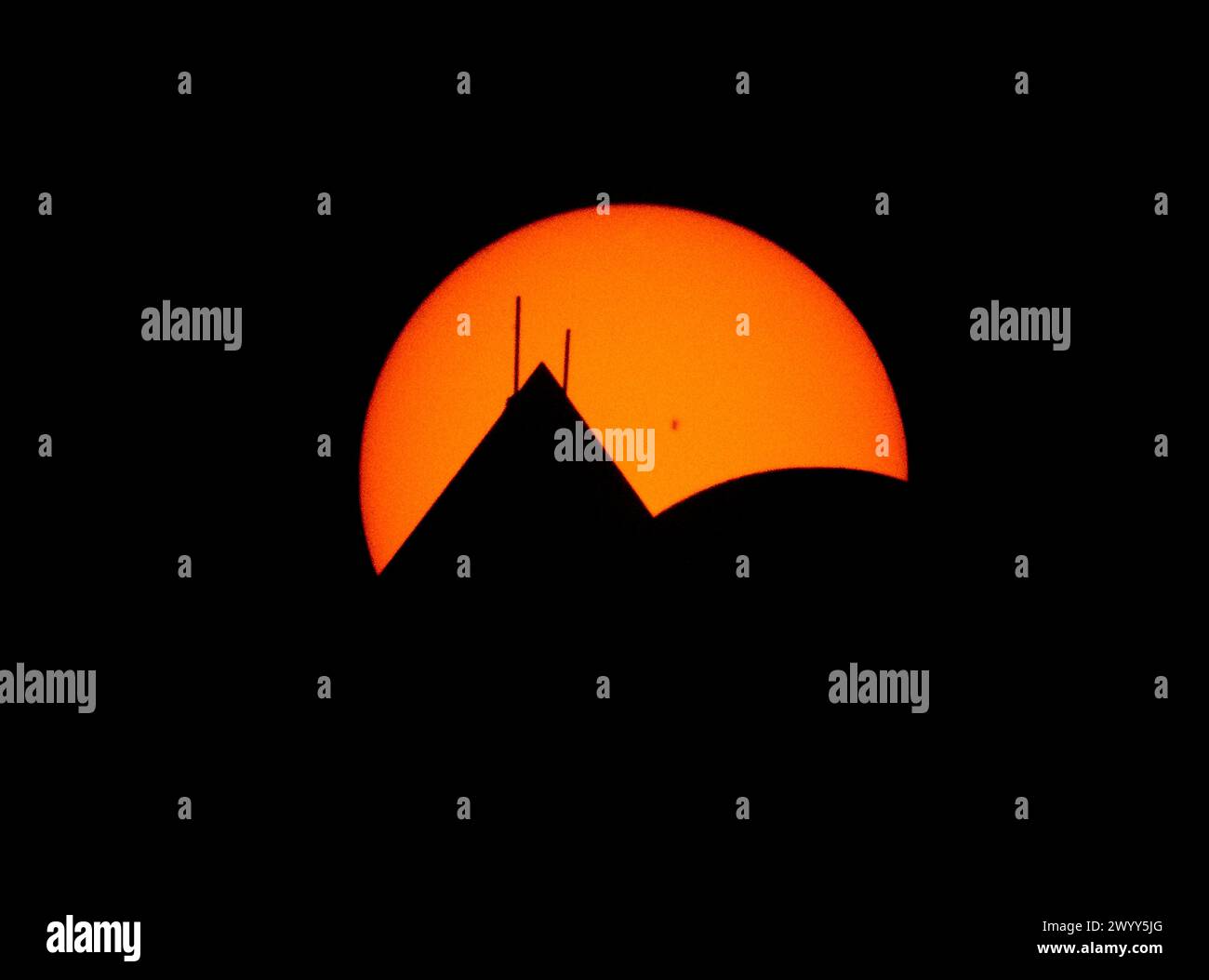 Washington, États-Unis d'Amérique. 08 avril 2024. Washington, États-Unis d'Amérique. 08 avril 2024. La Lune passe devant le Soleil lors d'une éclipse solaire partielle qui silhouette le Washington Monument, le 8 avril 2024, à Washington, DC. Une éclipse solaire totale a balayé une partie étroite du continent nord-américain, du Mexique à la côte atlantique de Terre-Neuve, au Canada. Crédit : Bill Ingalls/NASA/Alamy Live News Banque D'Images