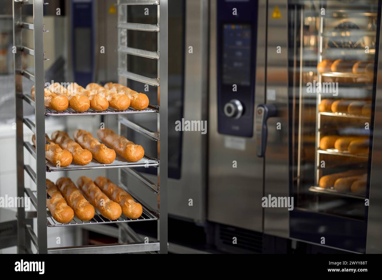 Plusieurs plateaux de baguettes sortis du four Banque D'Images