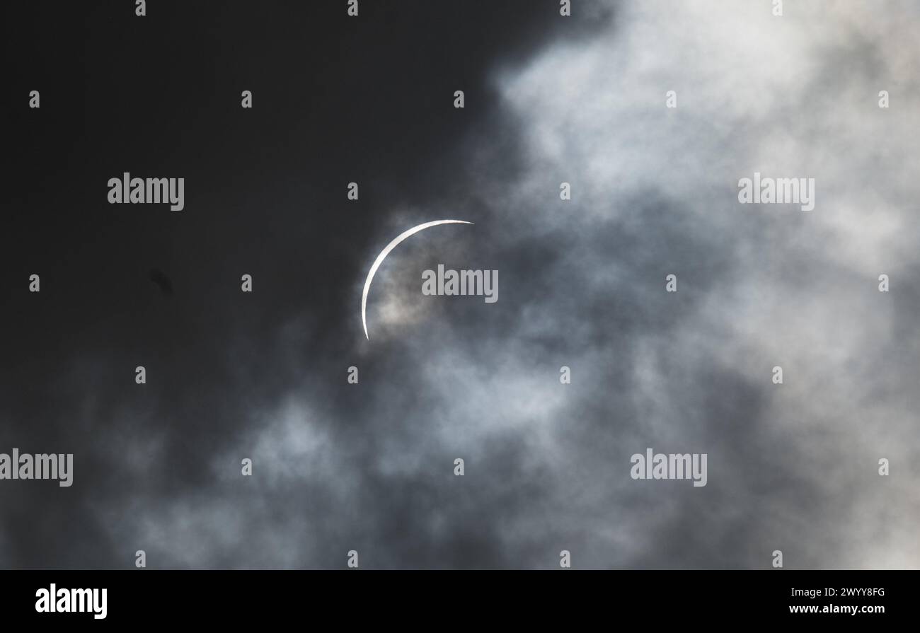 Kerrville (États-Unis d'Amérique). 08 avril 2024. Kerrville (États-Unis d'Amérique). 08 avril 2024. La lune juste avant la totalité alors qu'elle passe devant le Soleil lors d'une éclipse solaire totale, le 8 avril 2024, à Kerrville, Texas. Une éclipse solaire totale a balayé une partie étroite du continent nord-américain, du Mexique à la côte atlantique de Terre-Neuve, au Canada. Crédit : Aubrey Gemignani/NASA/Alamy Live News Banque D'Images