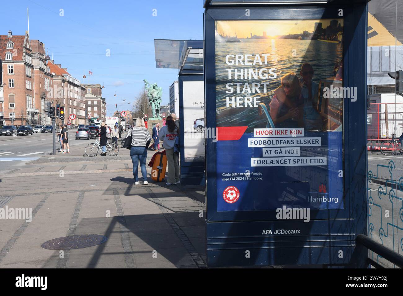 Copenhague/ Danemark/08 avril 2024/Billbaord aux arrêts de bus danois de Hambourg EM 2024 message à danois pour visiter Hambourg 2024 pour le jeu EM 2024 .(photo.Francis Joseph Dean/Dean Pictures) Banque D'Images