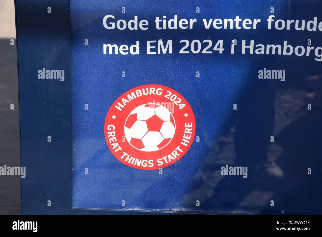 Copenhague/ Danemark/08 avril 2024/Billbaord aux arrêts de bus danois de Hambourg EM 2024 message à danois pour visiter Hambourg 2024 pour le jeu EM 2024 .(photo.Francis Joseph Dean/Dean Pictures) Banque D'Images