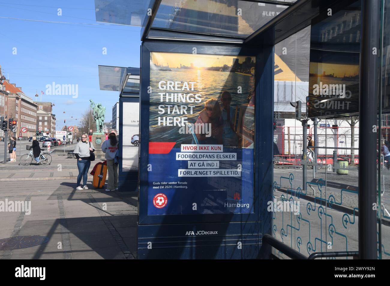 Copenhague/ Danemark/08 avril 2024/Billbaord aux arrêts de bus danois de Hambourg EM 2024 message à danois pour visiter Hambourg 2024 pour le jeu EM 2024 .(photo.Francis Joseph Dean/Dean Pictures) Banque D'Images