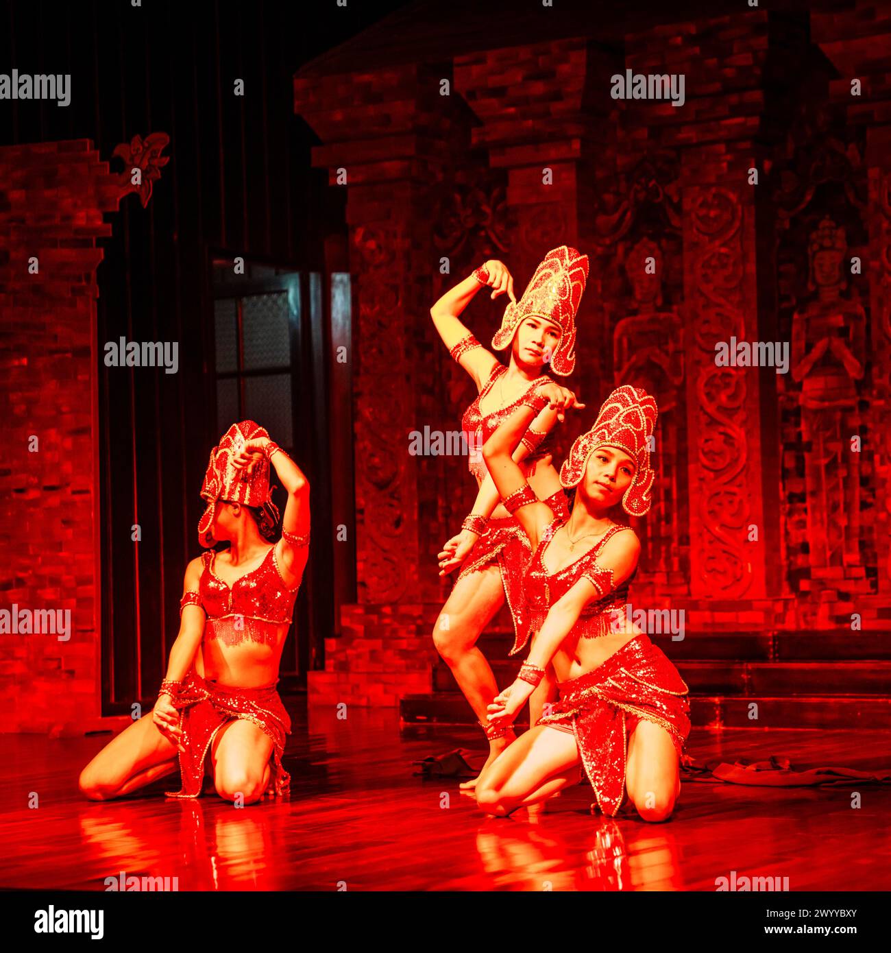 My son, Vietnam, 21 novembre 2022 : des interprètes féminines font une démonstration de danse traditionnelle khmère dans le centre culturel de My son Sanctuary, au centre du Vietnam Banque D'Images