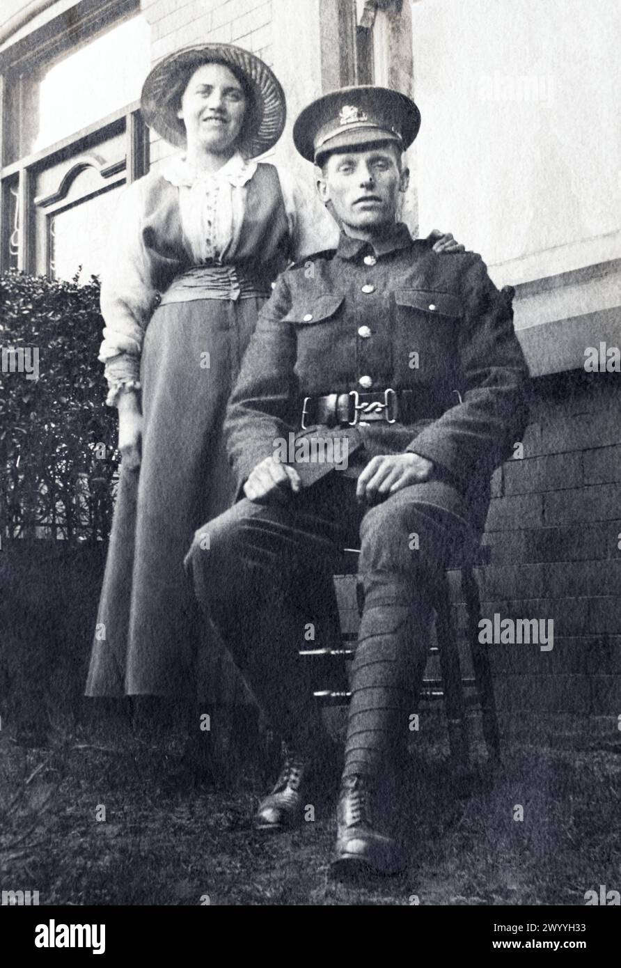 Soldat du King's Own Royal Regiment avec sa femme pendant la première Guerre mondiale. Banque D'Images