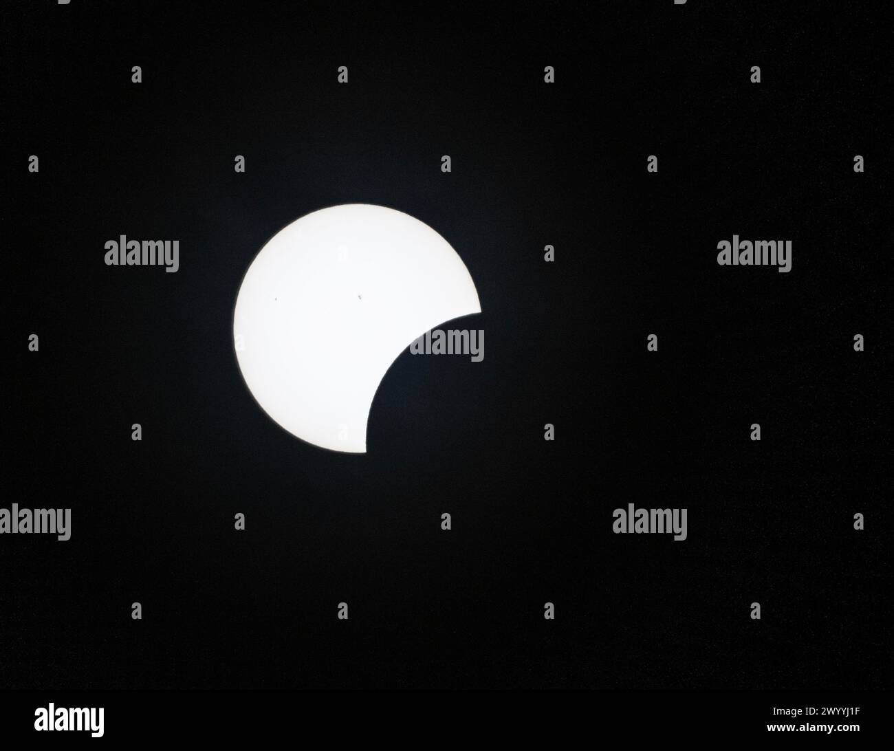 Commerce, États-Unis. 08 avril 2024. La lune commence à traverser devant le soleil à commerce, Missouri, le 8 avril 2024. Photo de Terry Schmitt/UPI crédit : UPI/Alamy Live News Banque D'Images