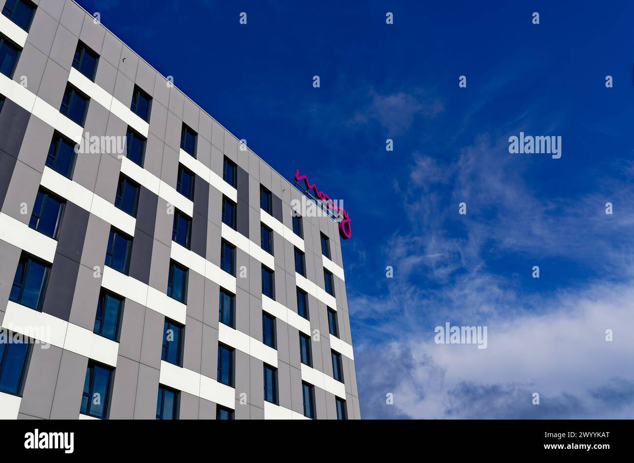 Le motif coloré et abstrait des fenêtres et de l'extérieur de l'hôtel Moxy, NEC, Birmingham, Angleterre Banque D'Images Le motif coloré et abstrait des fenêtres et de l'extérieur de l'hôtel Moxy, NEC, Birmingham, Angleterre Banque D'Images