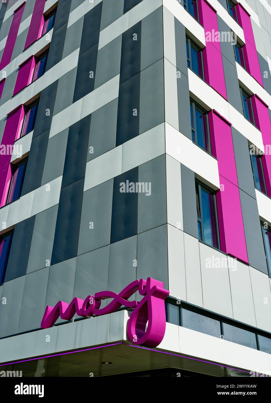 Le motif coloré et abstrait des fenêtres et de l'extérieur de l'hôtel Moxy, NEC, Birmingham, Angleterre Banque D'Images Le motif coloré et abstrait des fenêtres et de l'extérieur de l'hôtel Moxy, NEC, Birmingham, Angleterre Banque D'Images