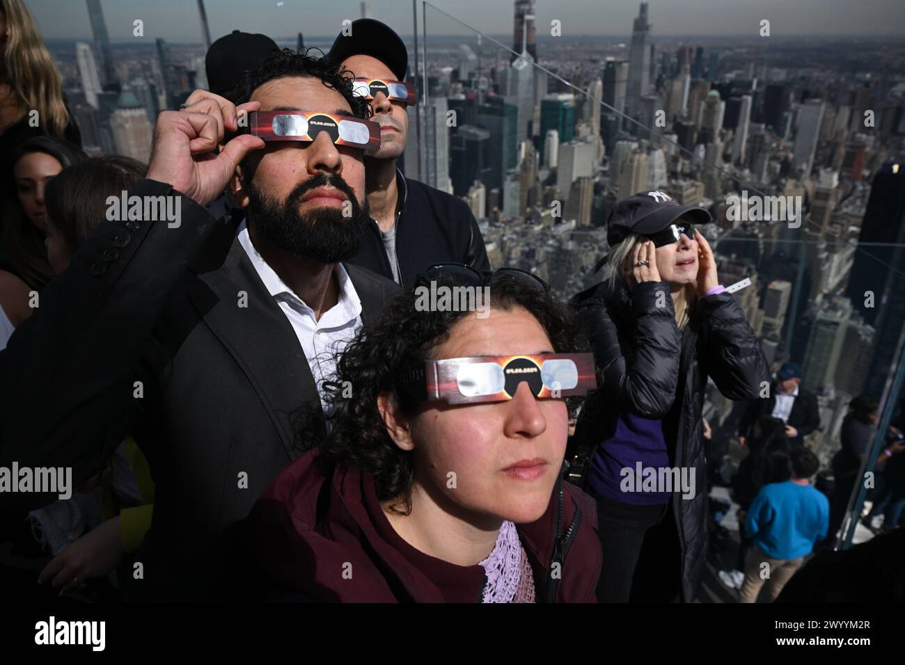 Les gens se rassemblent à Watch the Solar Eclipse à Edge Hudson Yards le 8 avril 2024 à New York. Banque D'Images