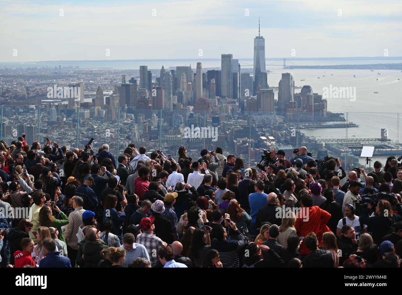 Les gens se rassemblent à Watch the Solar Eclipse à Edge Hudson Yards le 8 avril 2024 à New York. Banque D'Images