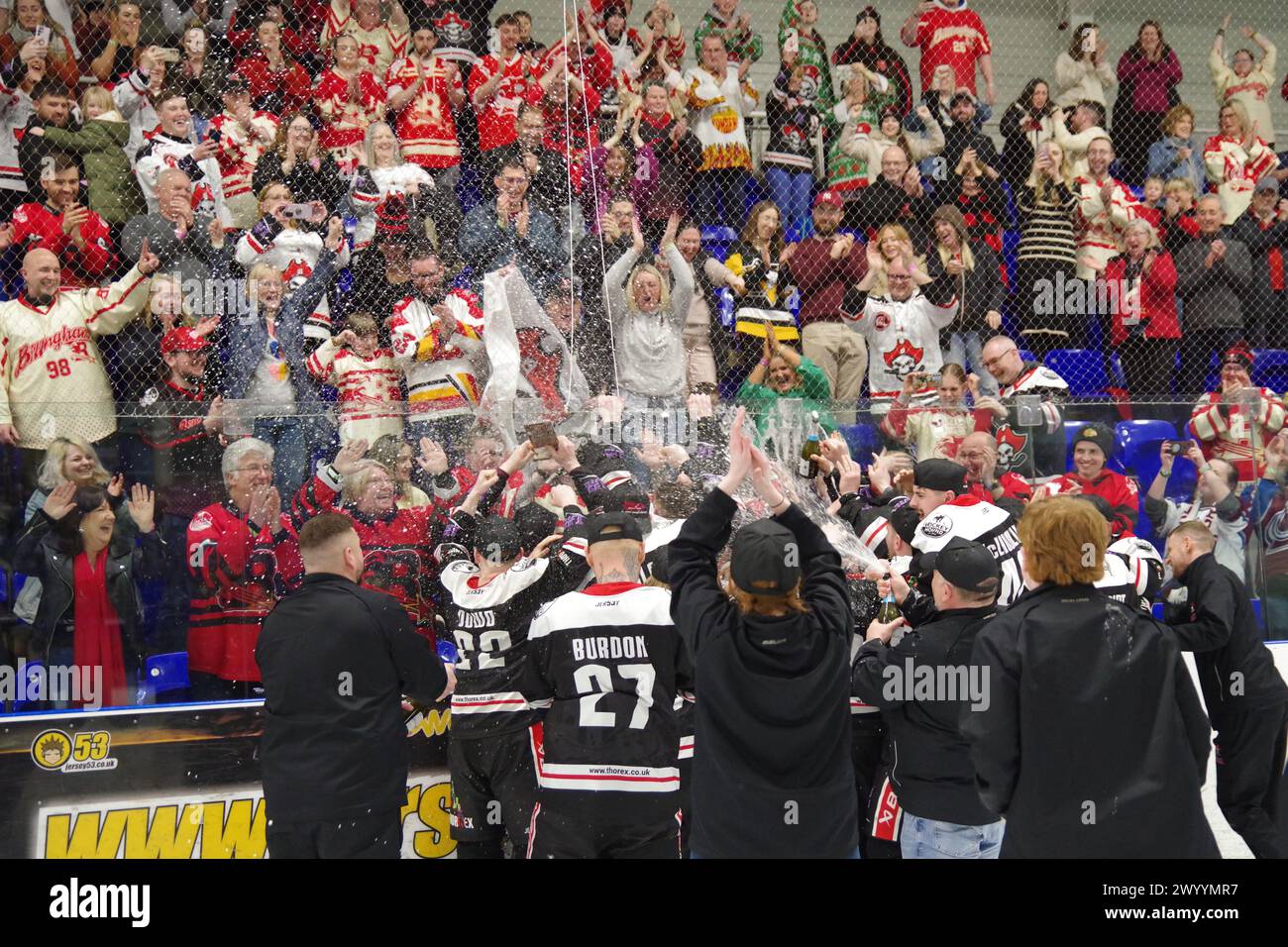 Sheffield, le 7 avril 2024. Les Buccaneers de Billingham célébrant devant leurs supporters après avoir battu Sutton Sting dans un tir de pénalité pour remporter la finale des Laidler de la division 2 de la NIHL à Ice Sheffield. Crédit : Colin Edwards Banque D'Images