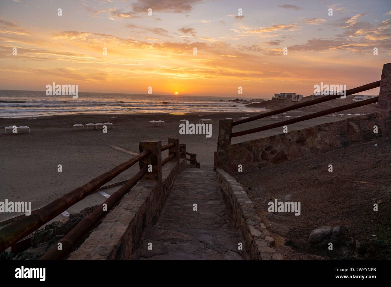 Coucher de soleil sur la plage de Punta Corrientes dans le sud de Lima, Pérou Banque D'Images