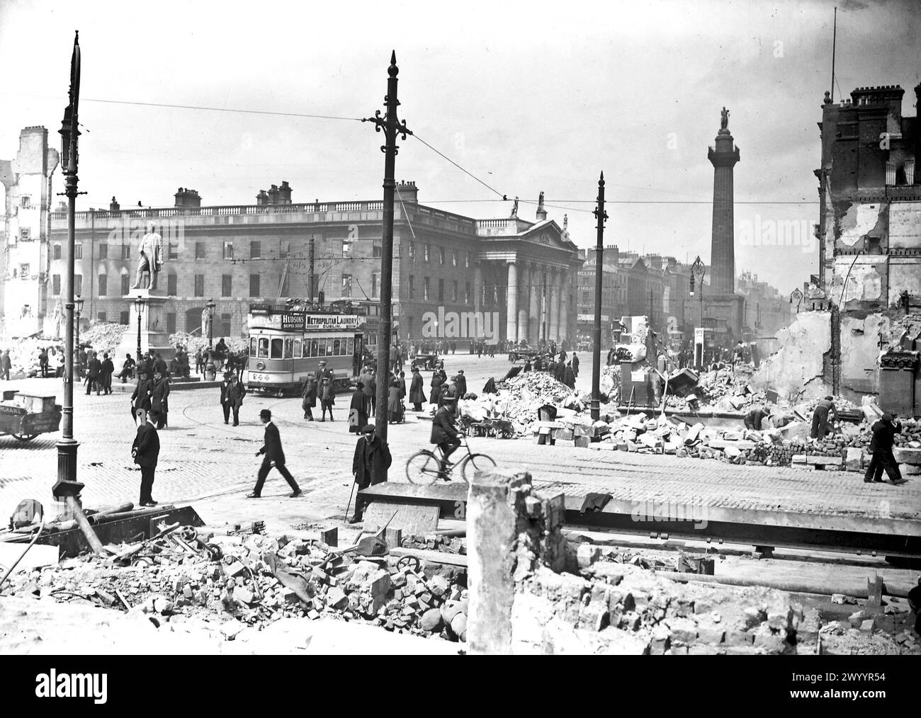 Photographie vintage. Dublin, Irlande mai 1916. Dommages aux rues à la suite du soulèvement de Pâques à Dublin. Ruiné General Post Office (GPO) dans O'Connell Street à Dublin (puis Sackville Street) Banque D'Images