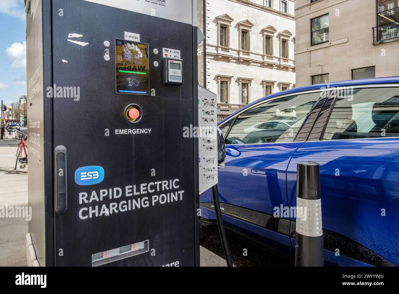Borne de recharge électrique rapide en bordure de trottoir dans le centre de Londres, Royaume-Uni Banque D'Images