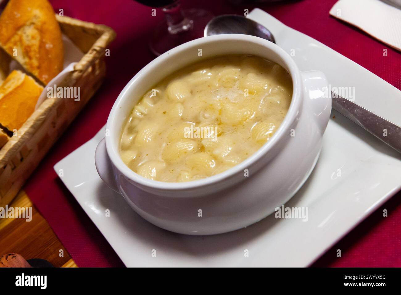 Savoureux plat de cuisine japonaise soupe d'escargots dans un bol Banque D'Images