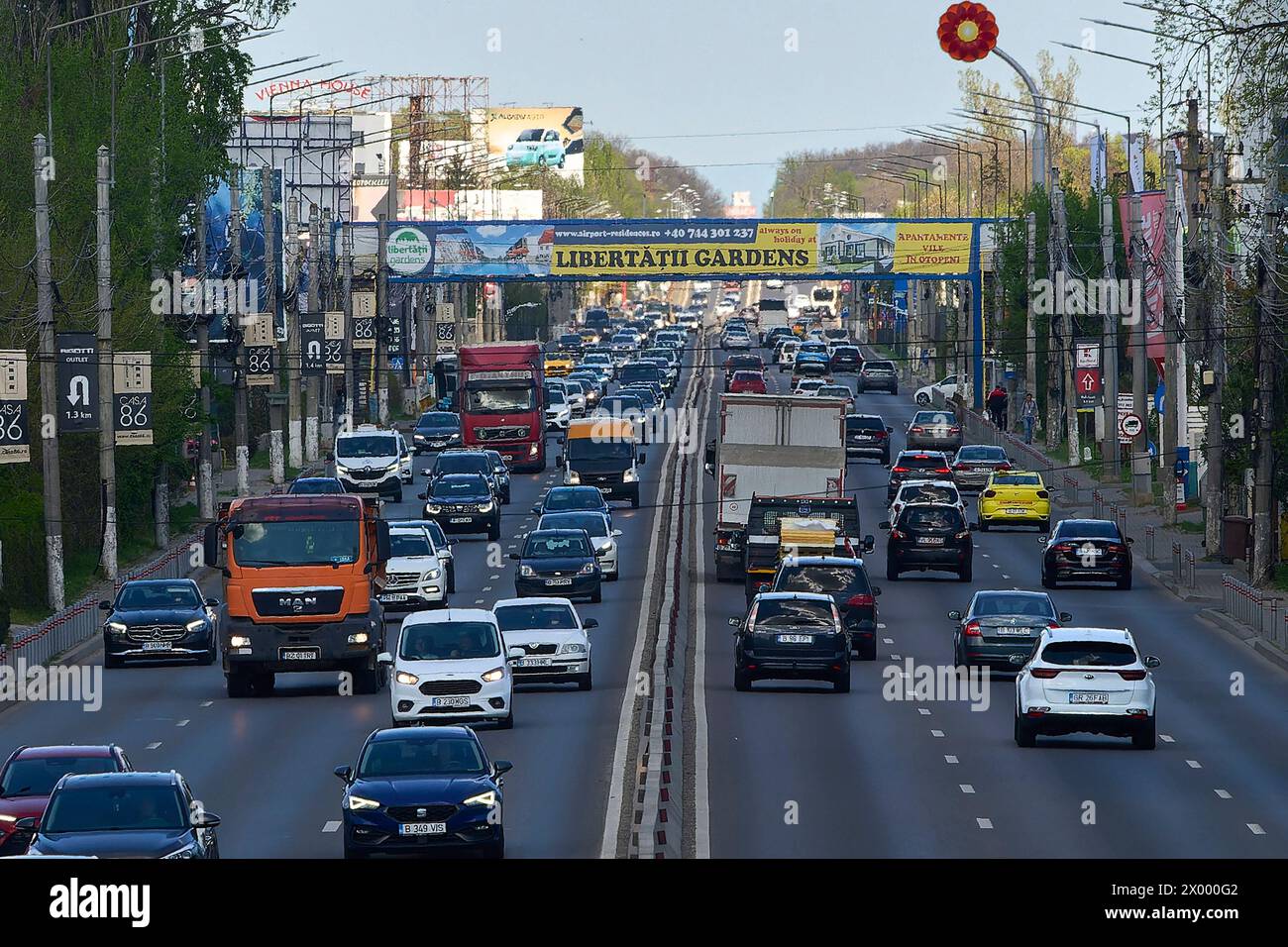 Bucarest, Roumanie. 8th Apr, 2024 : voitures dans la circulation à l'heure de pointe sur National Road No. 1 à Otopeni, venant de Ploiesti. Banque D'Images