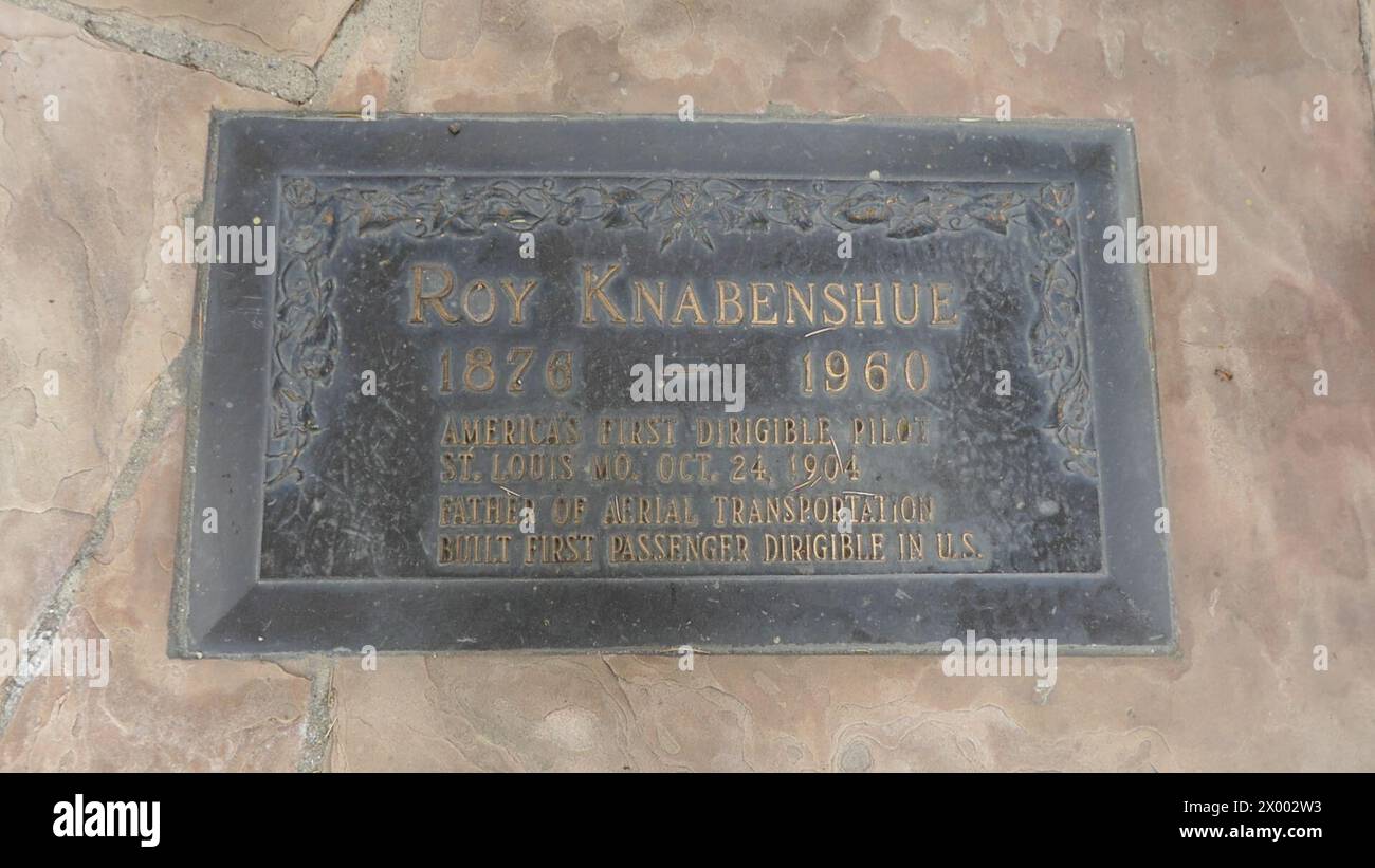 North Hollywood, Californie, États-Unis 5 avril 2024 le pionnier de l'aviation Roy Knabenshue tombe dans Portal of Folded Wings au Pierce Brothers Valhalla Memorial Park le 5 avril 2024 à North Hollywood, Californie, États-Unis. Photo de Barry King/Alamy Stock photo Banque D'Images