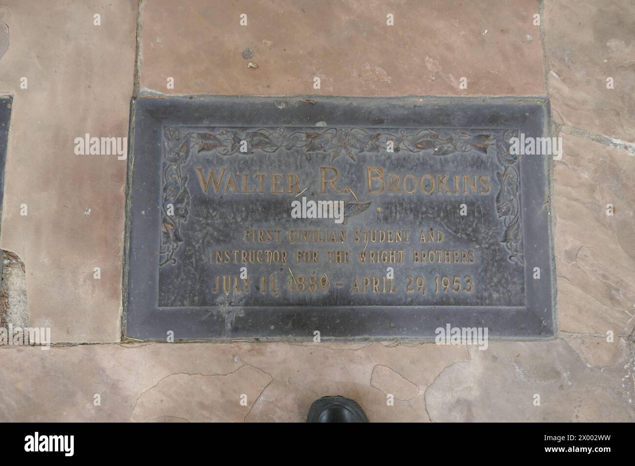 North Hollywood, Californie, États-Unis 5 avril 2024 le pionnier de l'aviation Walter Richard Brookins tombe dans Portal of Folded Wings au Pierce Brothers Valhalla Memorial Park le 5 avril 2024 à North Hollywood, Californie, États-Unis. Photo de Barry King/Alamy Stock photo Banque D'Images