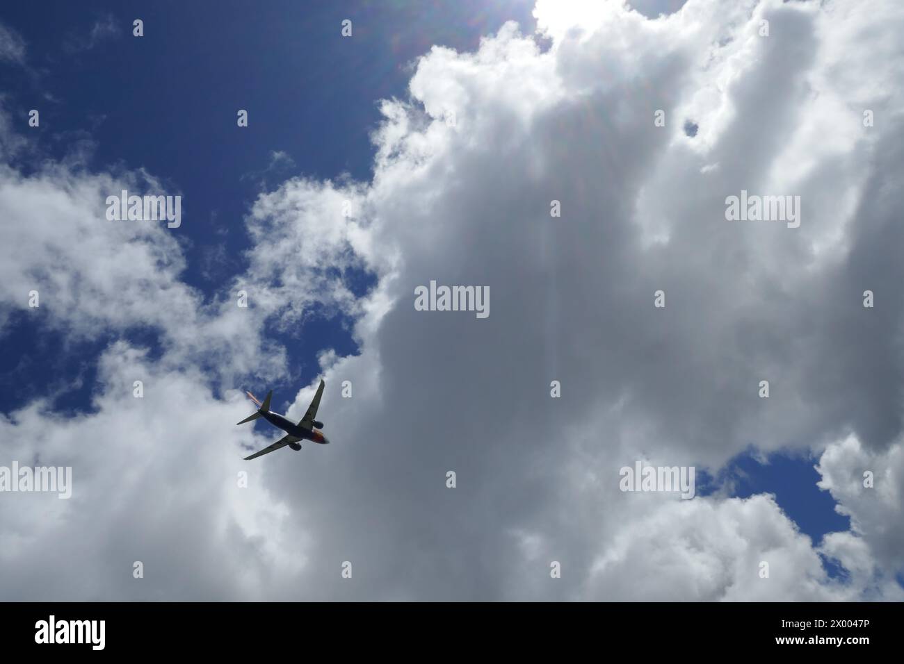 North Hollywood, Californie, USA 5 avril 2024 avion survolant Pierce Brothers Valhalla Memorial Park le 5 avril 2024 à North Hollywood, Californie, USA. Photo de Barry King/Alamy Stock photo Banque D'Images