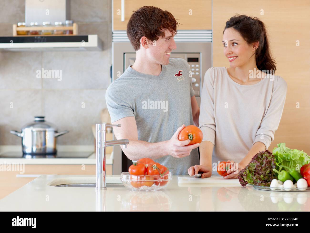 Jeune couple en cuisine. Banque D'Images