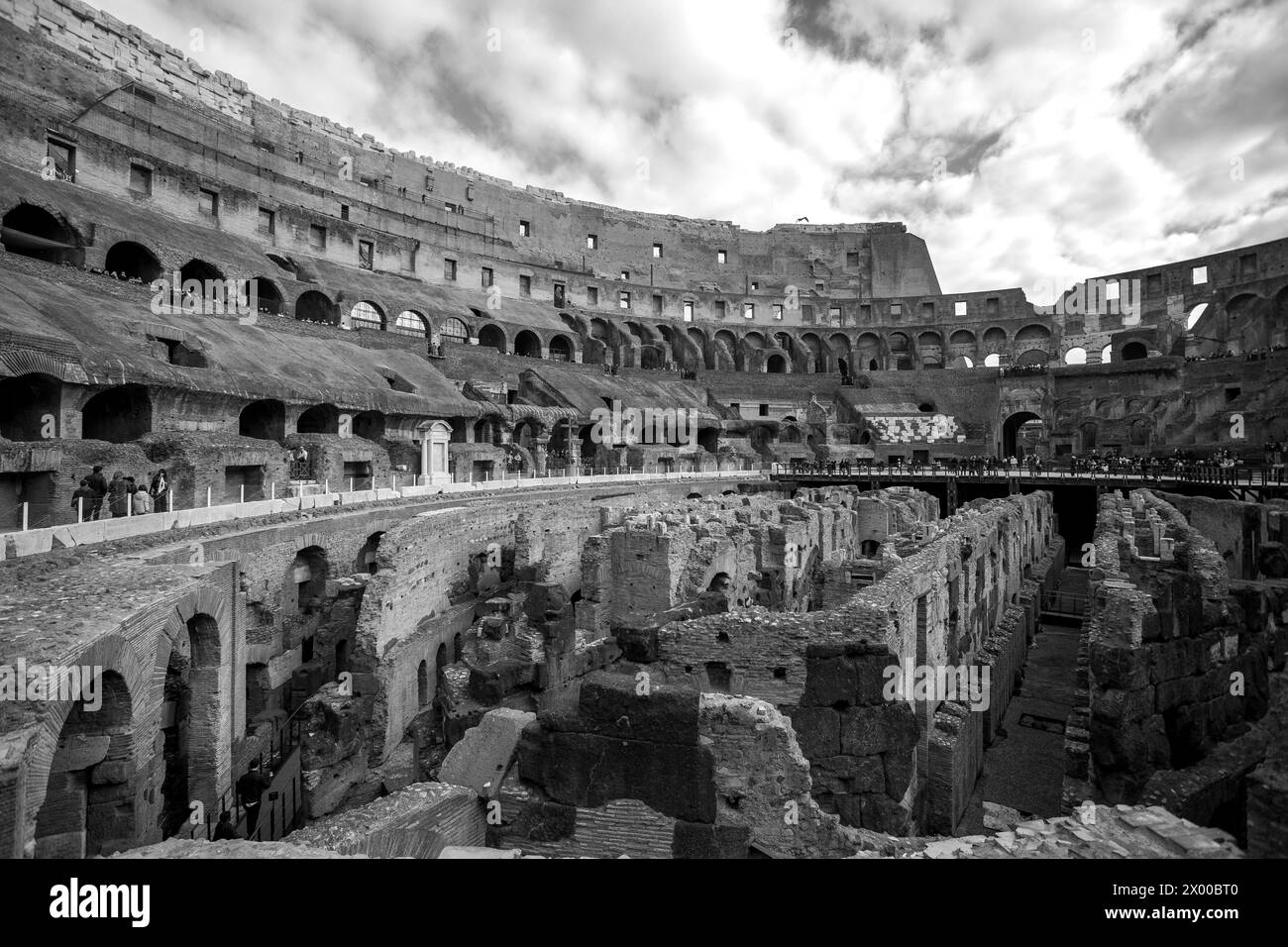 Vue intérieure du Colisée romain en noir et blanc Banque D'Images