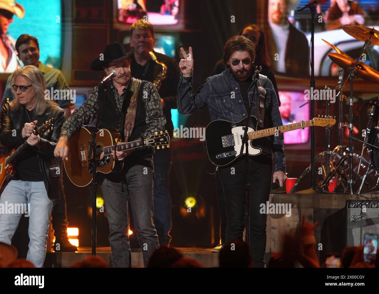 Kix Brooks et Ronnie Dunn de Brooks and Dunn jouent sur scène lors des CMT Music Awards 2024 au Moody Center le 7 avril 2024 à Austin, Texas. Photo : Amy E. Price/imageSPACE/MediaPunch Banque D'Images