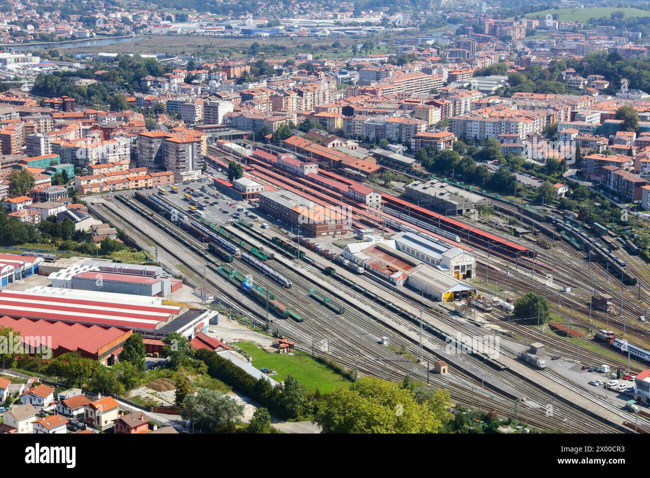 Vue aérienne, plate-forme ferroviaire, industrie ferroviaire auxiliaire CAF, Irun, Gipuzkoa, Espagne. Banque D'Images