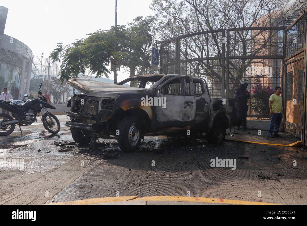 Chilpancingo, Mexique. 08 avril 2024. Des véhicules incendiés par des élèves présumés des écoles rurales d'Ayotzinapa sont vus devant le palais du gouvernement Guerrero, en raison du fait que Ludwig Marcial Reynoso Nuñez, ancien secrétaire général du gouvernement impliqué dans le meurtre de Yanke Kothan, a été de nouveau embauché par le gouvernement de l'État. Le 8 avril 2024 à Chilpancingo, Mexique. (Photo de David Juarez/ Eyepix Group/SIPA USA) crédit : SIPA USA/Alamy Live News Banque D'Images