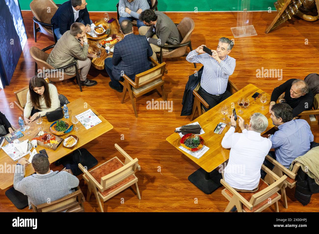 Photo d'un groupe de personnes, vieillards, en train de prendre des photos dans un restaurant serbe alors que d'autres personnes mangent à belgrade, en serbie. Banque D'Images