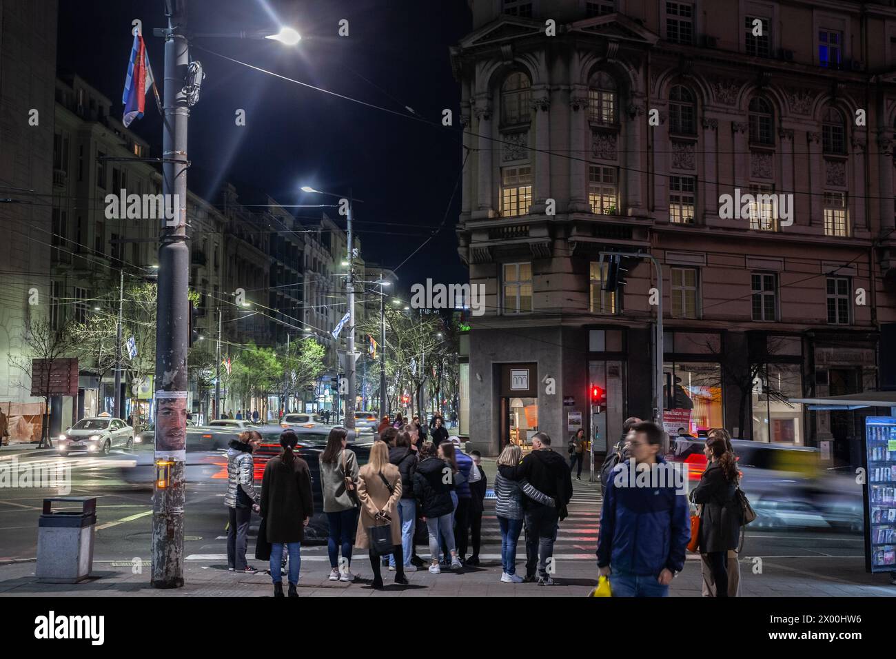Photo de la rue Kneza milosa à belgrade, serbie, la nuit, avec des gens qui attendent de traverser la rue. Banque D'Images