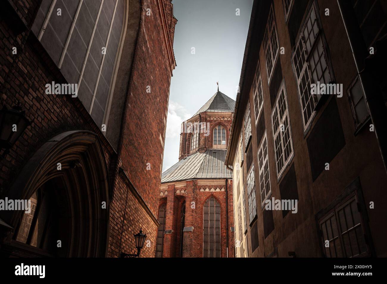 Photo de l'église saint pierre de Riga au crépuscule. St. L'église de Pierre est une église luthérienne à Riga, la capitale de la Lettonie, dédiée à Saint Pierre Banque D'Images