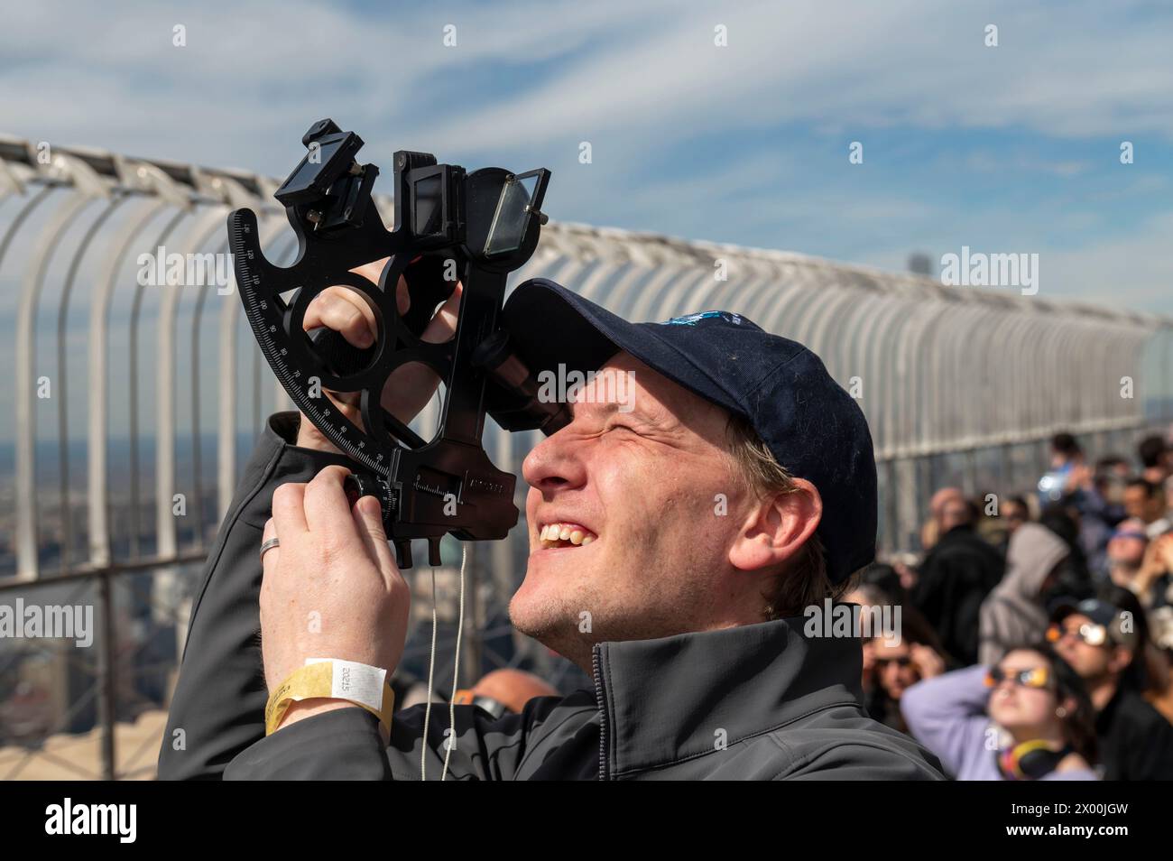 New York, États-Unis. 08 avril 2024. NEW YORK, NEW YORK - 08 AVRIL : David Souther utilise un sextant pour voir l'éclipse solaire partielle depuis le pont d'observation du 86e étage de l'Empire State Building le 8 avril 2024 à New York. Avec la première éclipse solaire à traverser l’Amérique du Nord en sept ans, New York ne se trouvait pas sur le chemin de la totalité, avec seulement 90% du soleil couvert par la lune ; la prochaine éclipse visible aux États-Unis sera en 2044. Crédit : Ron Adar/Alamy Live News Banque D'Images