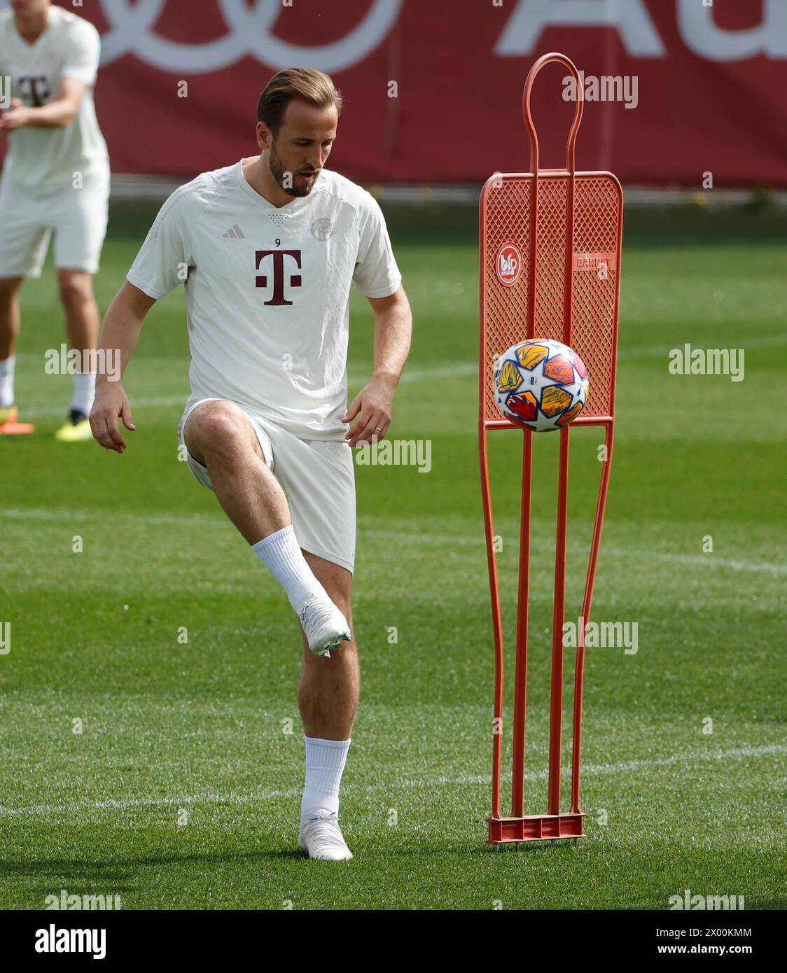 Munich, Allemagne. 8 avril 2024. Harry Kane, du Bayern Munich, assiste à une séance d'entraînement en préparation du match de quart de finale de l'UEFA Champions League contre Arsenal à Munich, en Allemagne, le 8 avril 2024. Crédit : Philippe Ruiz/Xinhua/Alamy Live News Banque D'Images