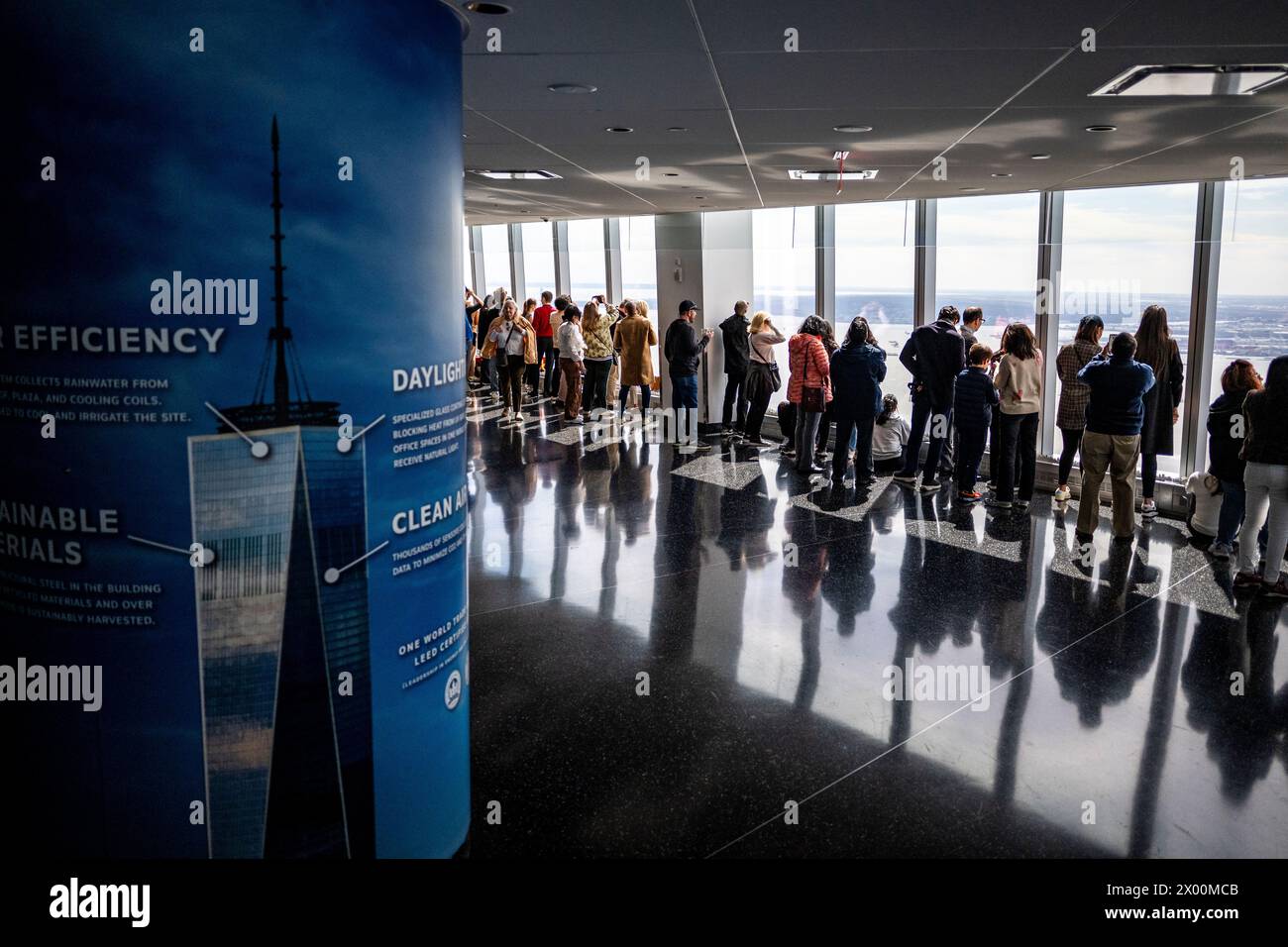 New York, États-Unis. 08 avril 2024. Des gens du monde entier se rassemblent au sommet du One World Trade Center pour regarder l'éclipse solaire totale. L'Observatoire One World était le point de vue le plus élevé de l'éclipse solaire au monde. Crédit : Benjamin Wareing/ Alamy Live News Banque D'Images
