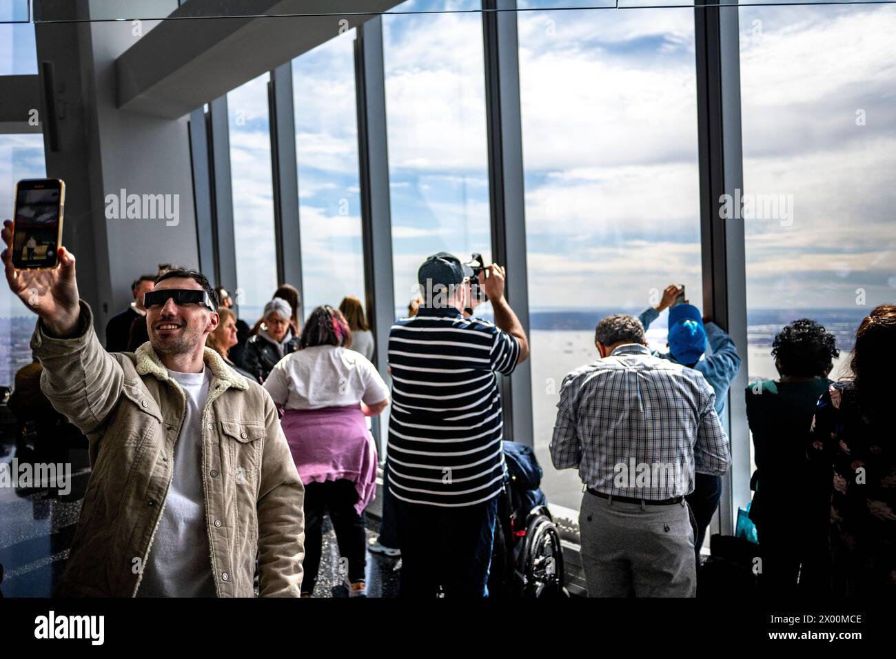 New York, États-Unis. 08 avril 2024. Des gens du monde entier se rassemblent au sommet du One World Trade Center pour regarder l'éclipse solaire totale. L'Observatoire One World était le point de vue le plus élevé de l'éclipse solaire au monde. Crédit : Benjamin Wareing/ Alamy Live News Banque D'Images