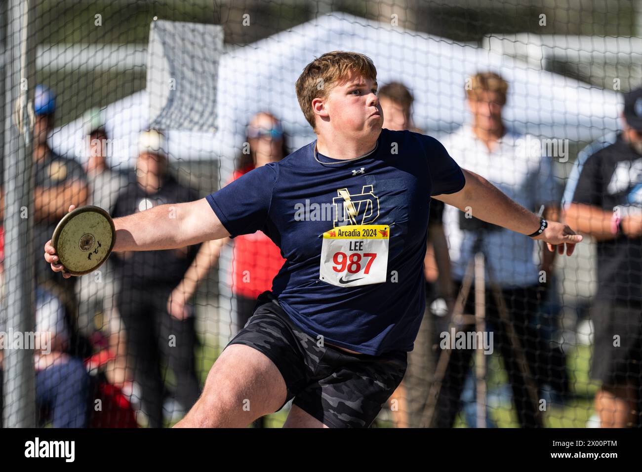 Owen Lee de Desert Vista lance le lancer du disque d'invitation lors de la 56e rencontre de piste Arcadia Invitational High School, samedi 6 avril 2024, Banque D'Images