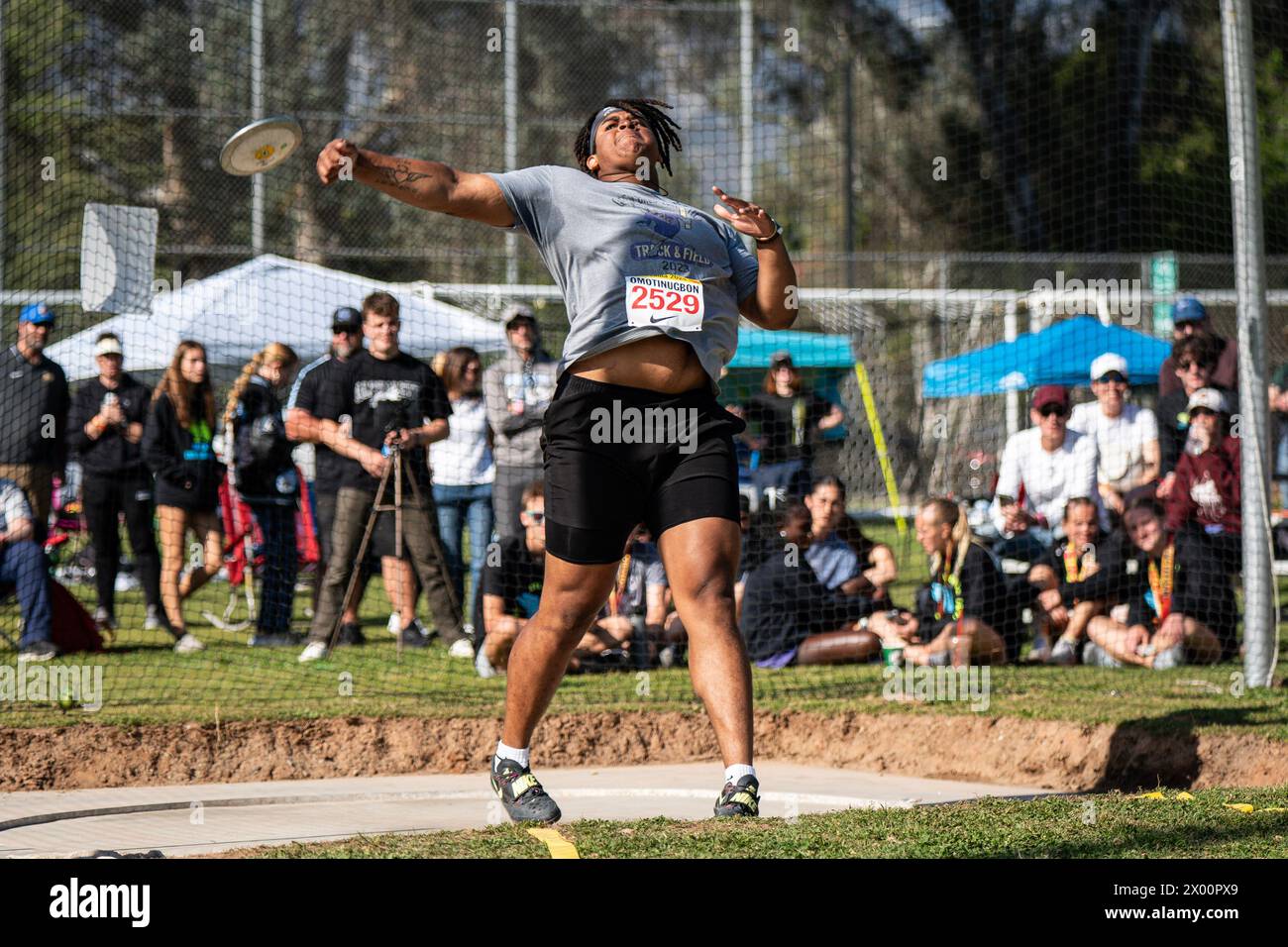 Eyitayo Omotinugbon de Queen Creek lance le lancer du disque d'invitation lors de la 56e rencontre sur piste Arcadia Invitational High School, samedi, APRI Banque D'Images