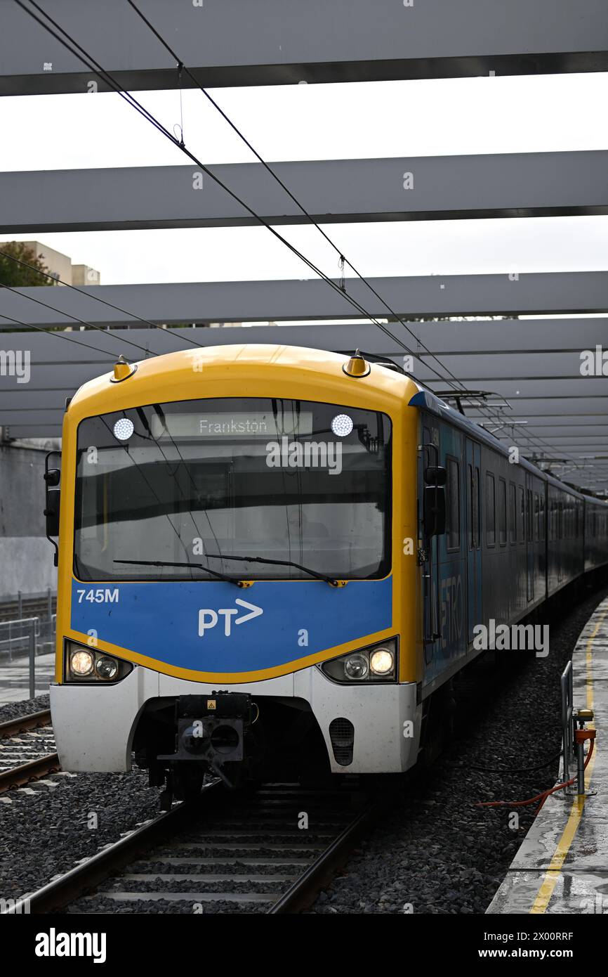 Vue de face d'un train Siemens Nexas, exploité par Metro Melbourne, traversant la nouvelle tranchée de chemin de fer près de la gare ferroviaire Glen Huntly Banque D'Images