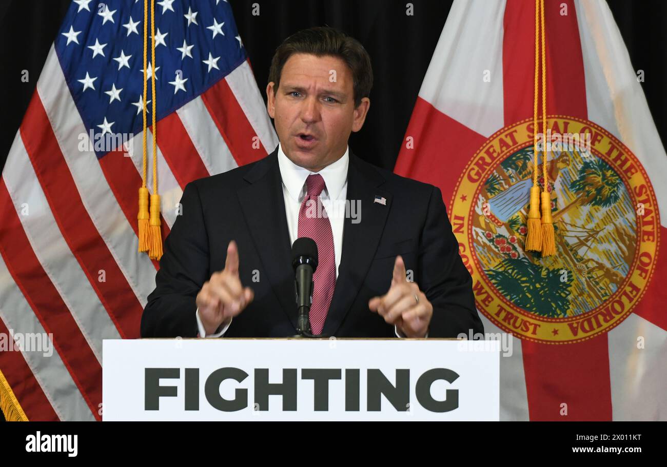 Sanford, États-Unis. 08 avril 2024. Le gouverneur de la Floride, Ron DeSantis, prend la parole lors d’une conférence de presse à Sanford, en Floride, où il a signé une loi visant à augmenter les peines imposées aux personnes qui exposent les agents d’application de la loi au fentanyl, et à sensibiliser les gens aux mesures qui sauvent des vies pour une surdose d’opioïdes. Crédit : SOPA images Limited/Alamy Live News Banque D'Images