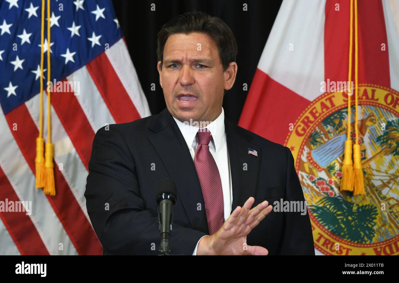 Sanford, États-Unis. 08 avril 2024. Le gouverneur de la Floride, Ron DeSantis, prend la parole lors d’une conférence de presse à Sanford, en Floride, où il a signé une loi visant à augmenter les peines imposées aux personnes qui exposent les agents d’application de la loi au fentanyl, et à sensibiliser les gens aux mesures qui sauvent des vies pour une surdose d’opioïdes. Crédit : SOPA images Limited/Alamy Live News Banque D'Images