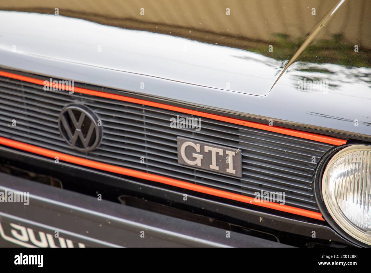 Bordeaux , France - 04 08 2024 : volkswagen golf gti VW marque texte et logo marque un lapin grill voiture constructeur automobile allemand Banque D'Images