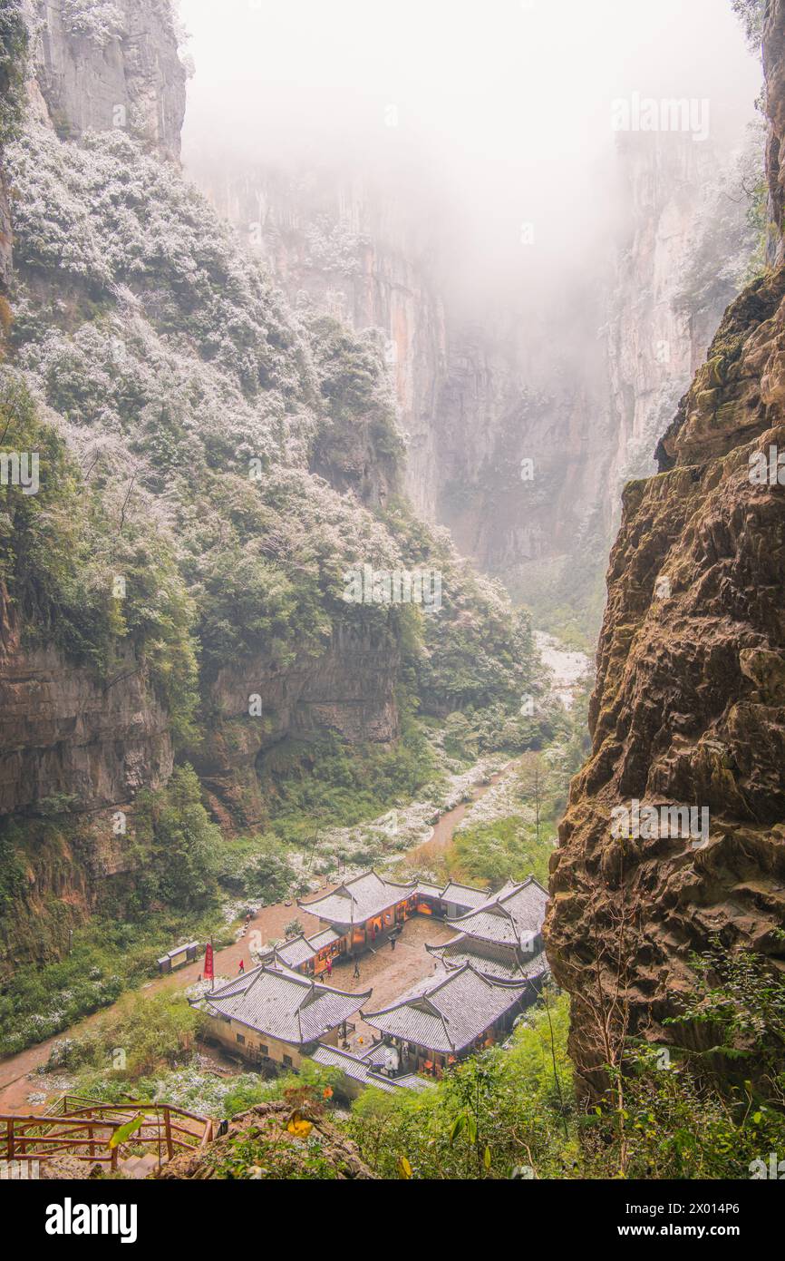 Parc national du Karst de Wulong en hiver, Chongqing, Chine. Le paysage le plus célèbre du patrimoine mondial. Banque D'Images