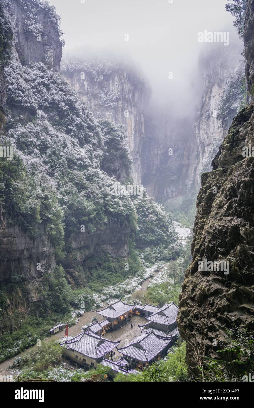 Les trois ponts naturels dans la ville de Xiannushan, district de Wulong, municipalité de Chongqing, Chine. Ils se trouvent dans le parc géologique national du Karst de Wulong i. Banque D'Images