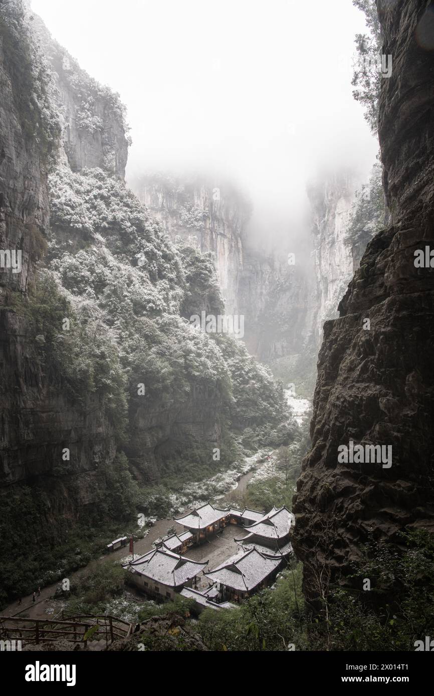 Parc national de Wulong, Chongqing, Chine le lieu le plus célèbre de la vallée en Chine paysage du patrimoine mondial en hiver avec la neige Banque D'Images