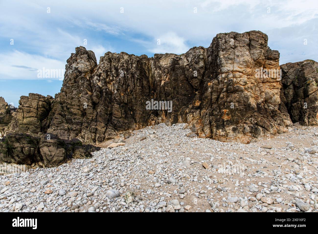 Côte océanique rocheuse en Bretagne, France à marée basse. Banque D'Images
