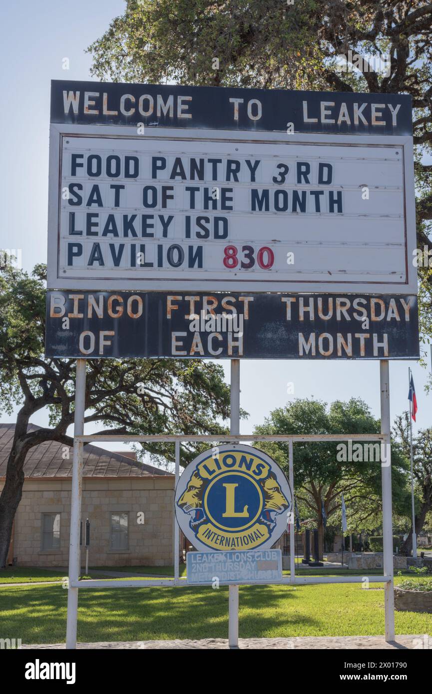 Signe de bienvenue à Leakey, annonçant le garde-manger local et le bingo, symbole du Lions Club, Leakey, Texas, États-Unis. Banque D'Images