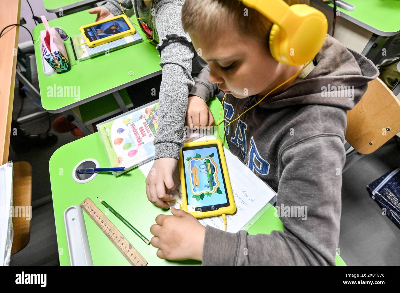 Non exclusif : ZAPORIZHZHIA, UKRAINE - 04 AVRIL 2024 - Un garçon assiste à une leçon dans une école locale, Zaporizhzhia, dans le sud-est de l'Ukraine Banque D'Images