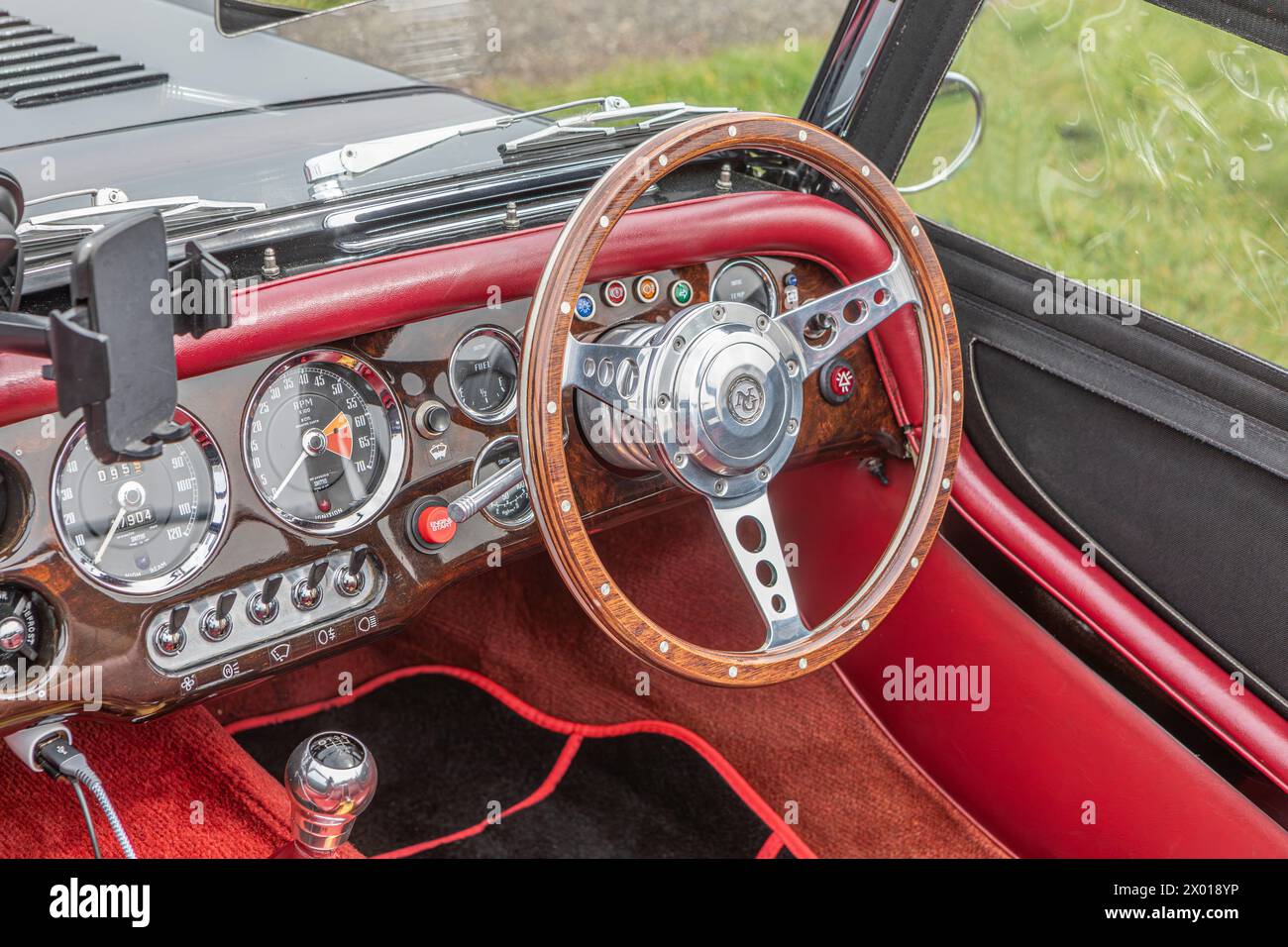 Le cockpit et le tableau de bord d'une voiture de sport NG V8. Banque D'Images