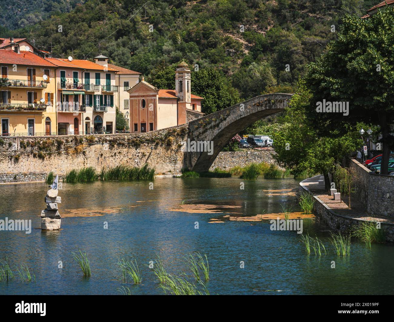 Vue sur les vieilles maisons et pont médiéval en pierre sur la rivière dans la ville de Dolceacqua en Ligurie, Italie. Banque D'Images