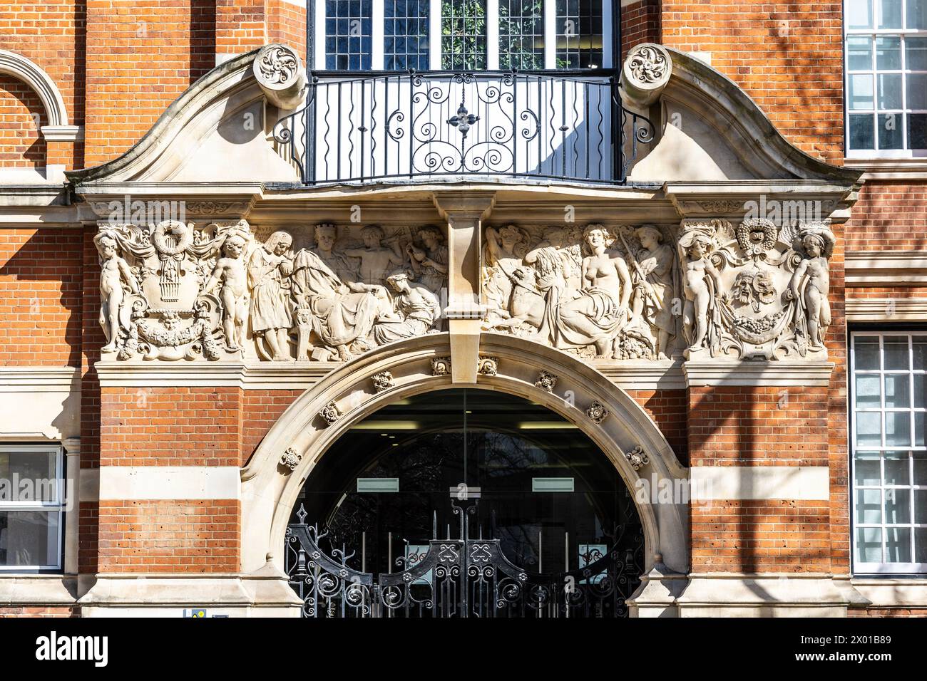 Extérieur de la fin du XIXe siècle Grade II classé City University of London College Building entrée, Clerkenwell, Londres, Angleterre Banque D'Images